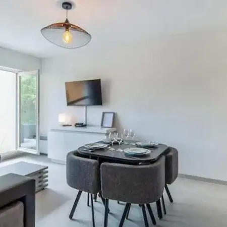 Magnificent Apt With Terrace ! كابورغ